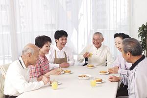 さまざまな年代の人が受診できる